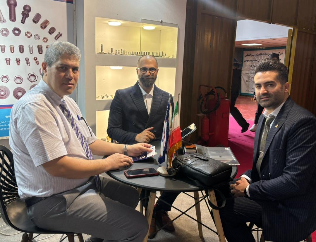 حضور تیم فروش صنعت یار در غرفه شرکت وحدت دوستان صنعت